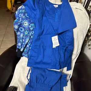 Set of 4 nwt 1 pant and top matching like new jacket medium scrubs